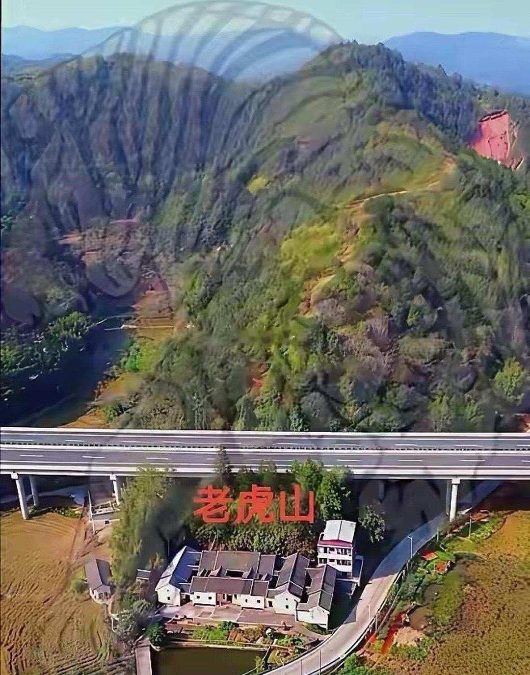 群山像一只猛虎趴窝在那里
高速公路绕不开，是有什么说法吗？[抠鼻]
.