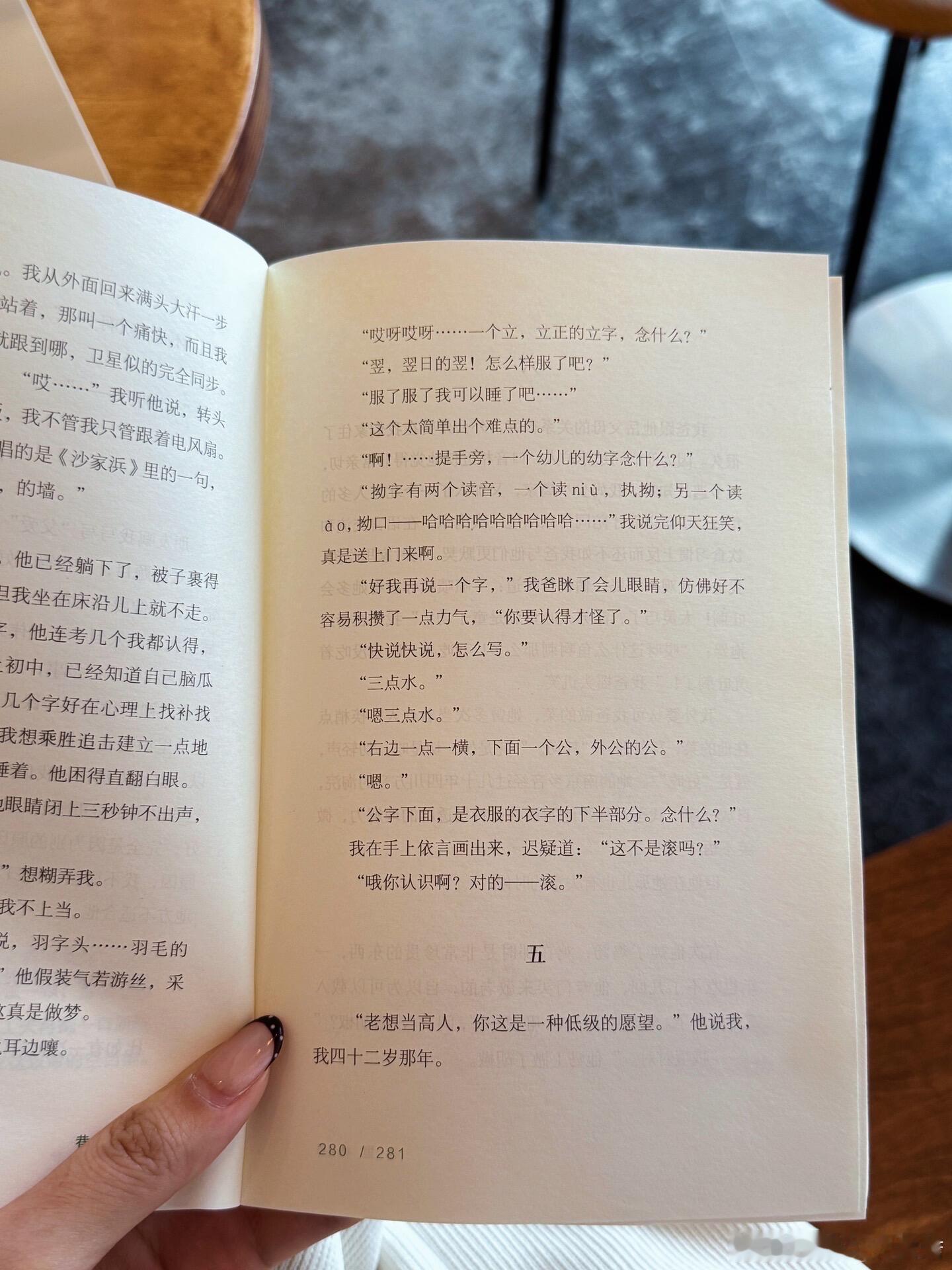 现在我的相册里，多了很多“不该入镜”的瞬间：咖啡店讨论出品的店员、超市看见的新品