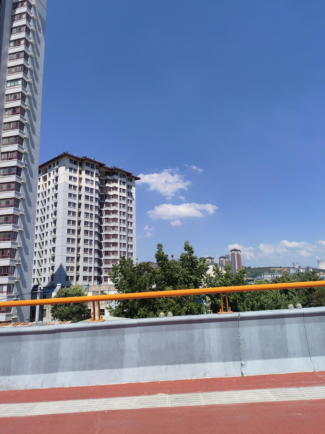 ​
2. 蓝天干净透亮，沿着步道慢慢走，看城市静静铺展，平凡日子舒心自在。
