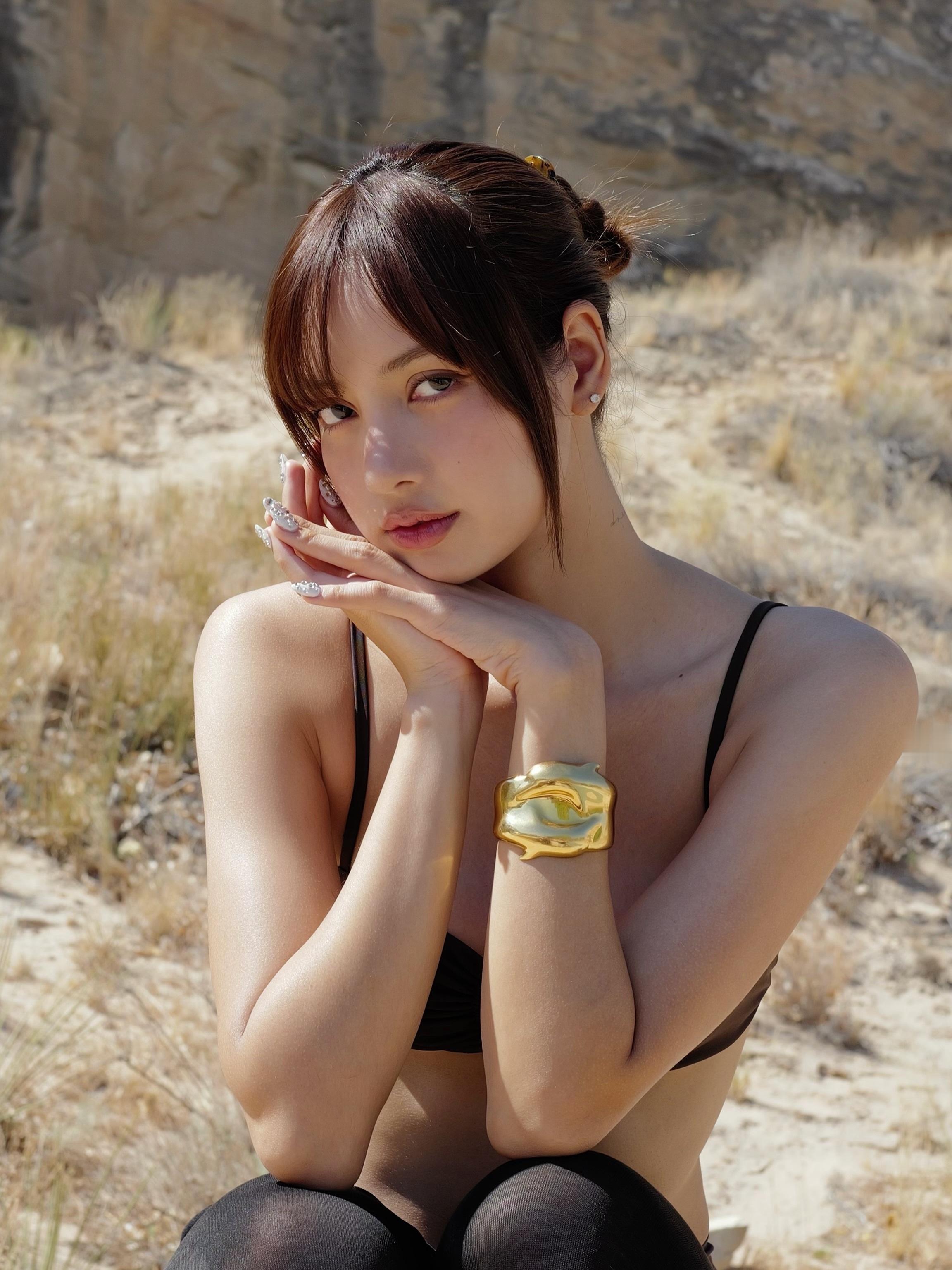 Lisa晒新纹身babyLisa最新物料为了一个纹身秀了全身 