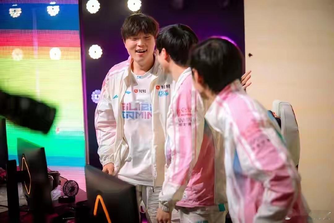 LPL和LCK真不一样了但话说回来，赛区的统治力是靠实力打出来的，不是靠“让”出