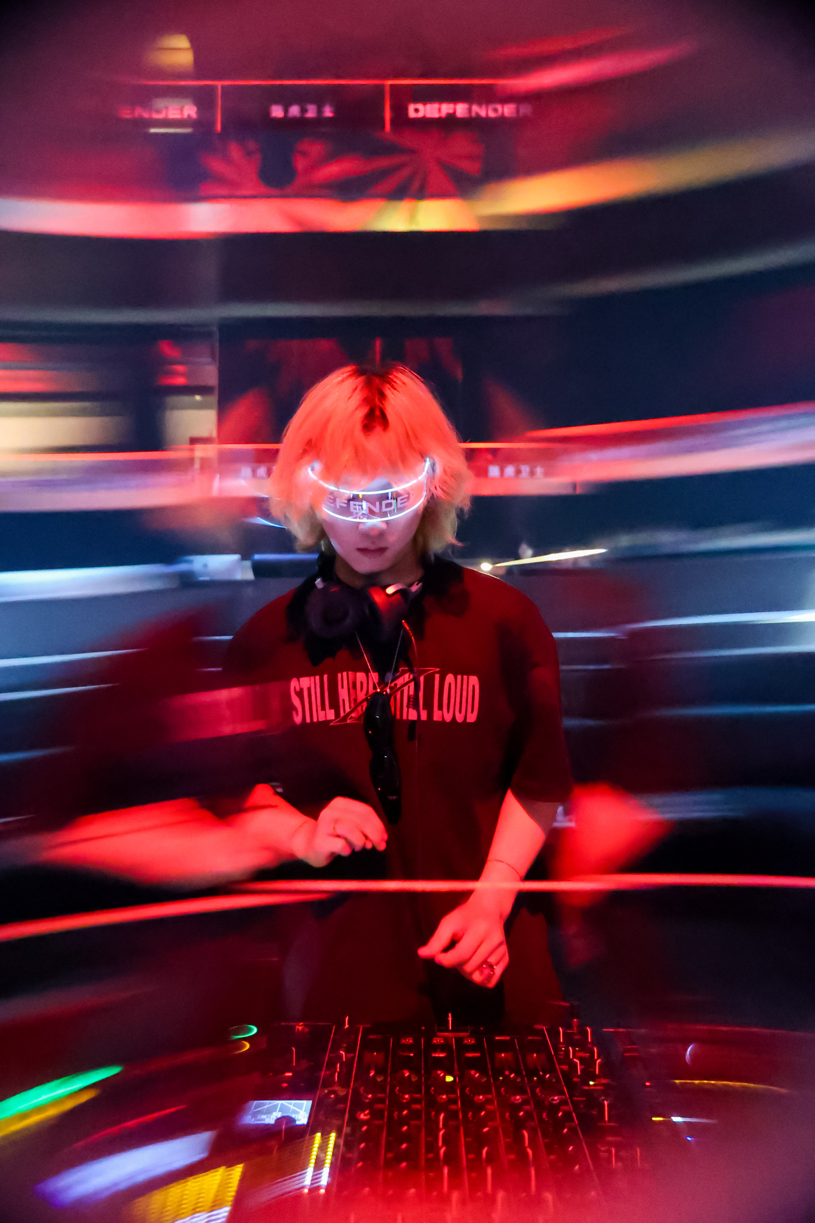前两天刚在雨林里体验完卫士杯昨天又和卫士一起在上海看了Live house咱就是