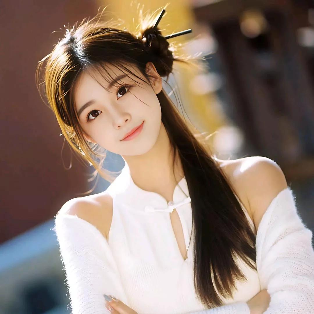 清风拂面，笑靥如花。她笑靥如花 淡雅笑靥 仍然笑靥如花 缘于笑靥如花 淡然微风 