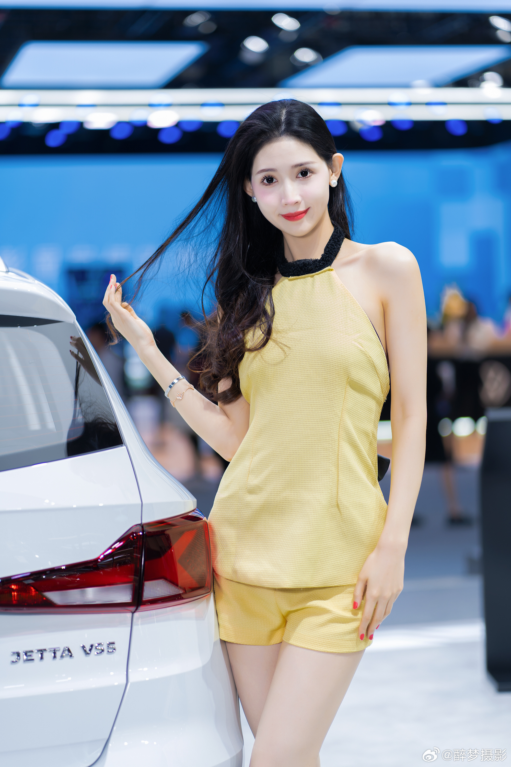 黄衣佳人邂逅捷达VS5，车展现场的优雅与动感完美碰撞。模特：精灵乐宝宝活动：广州