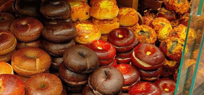 现在面包是越来越贵了。走进北京街头面包店，中等个头面包常要20、30多元，10元