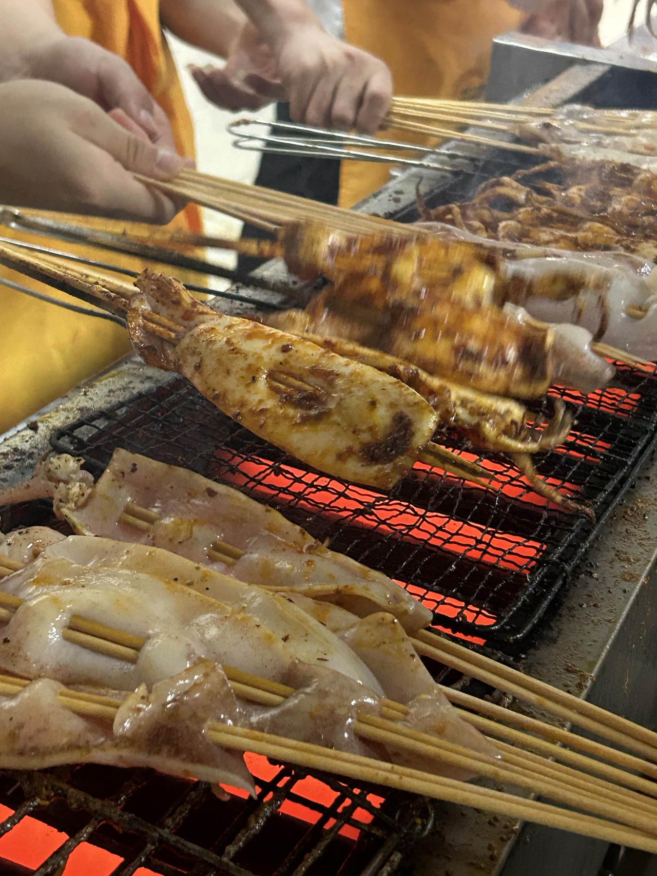 几个人正在烤串，看起来真香啊！家庭聚餐烤串