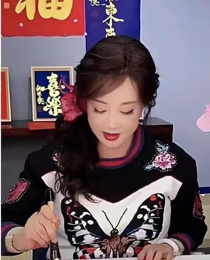 当76岁的刘晓庆翻开2026年的日程本，那密密麻麻的安排，宛如一部激昂的战歌，奏