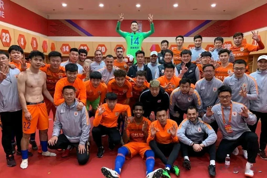 但愿这些以后不要成为影响泰山队更衣室团结的因素！
  两位泰山球员的妻子疑似隔空