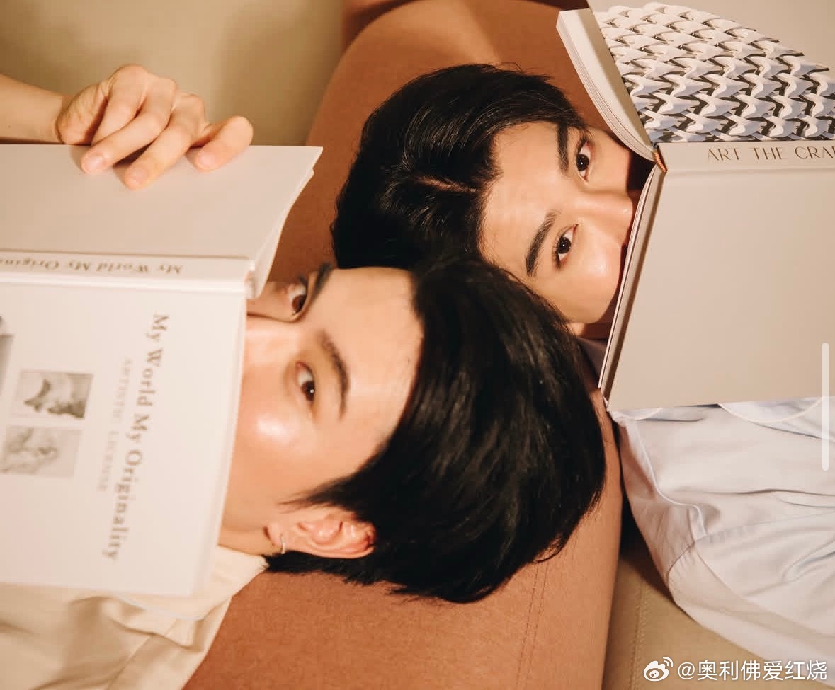 好喜欢innjak 侧颜的眉眼 ​​​
