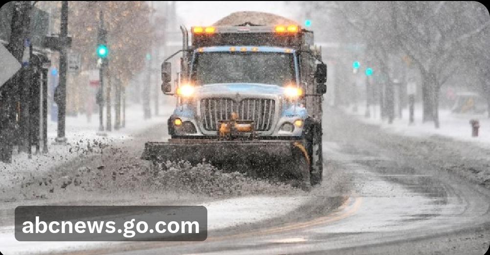 一场席卷美国中西部的跨国暴风雪引发大范围降雪，导致数百架航班取消，出行风险陡增，
