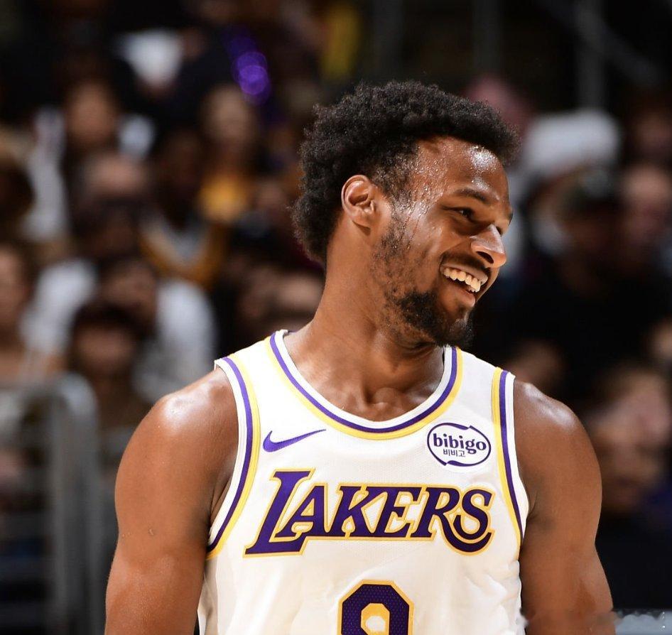 雷迪克对布朗尼今天的防守压迫感到满意，并称他传给斯玛特的底角三分是今天最精彩的进