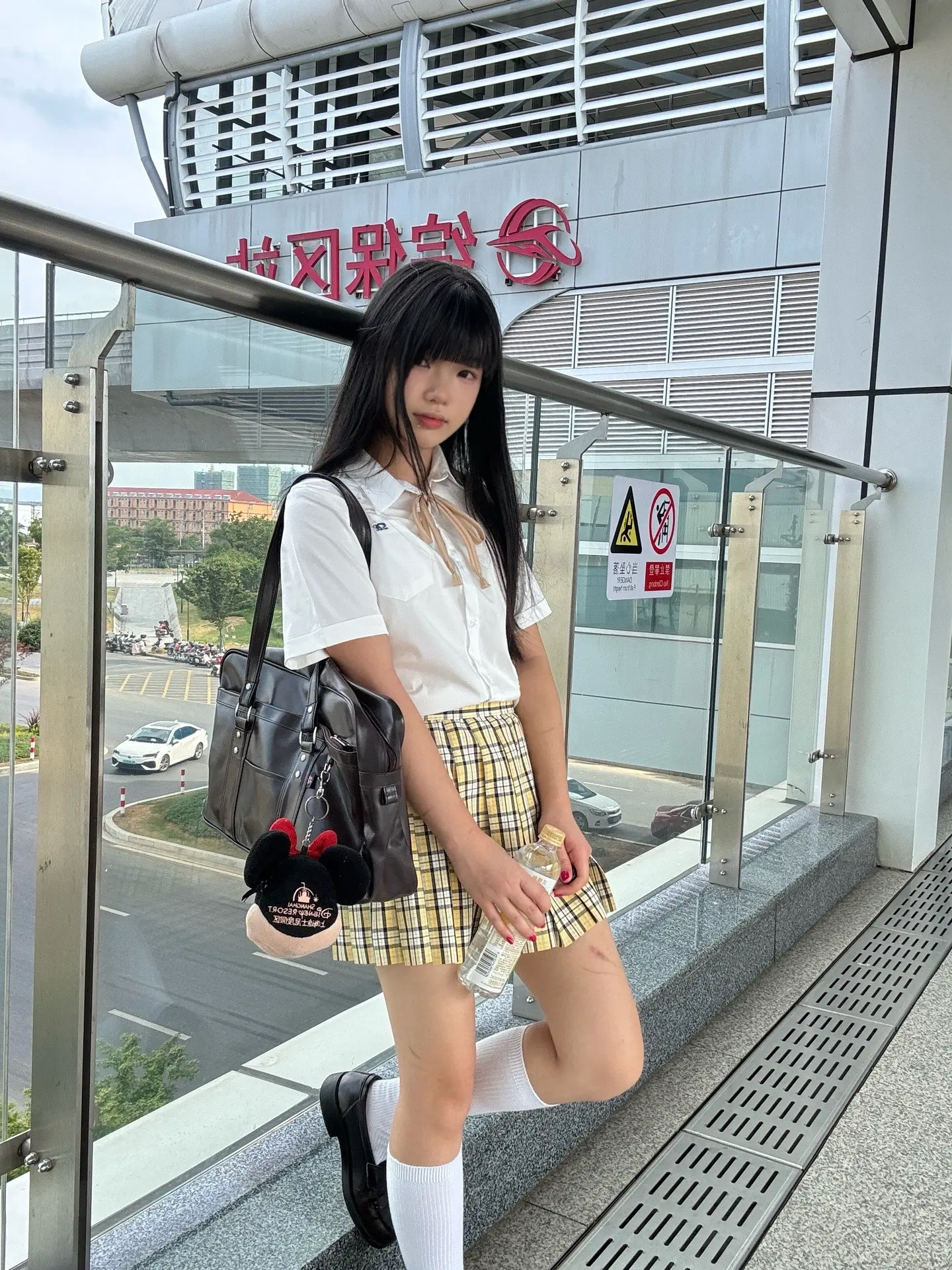 就这么水灵灵的出现在轻轨上。