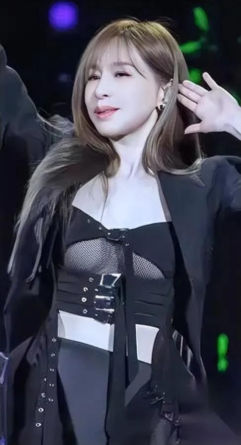 300万一场的商演

观众齐喊“脱掉”

换别的女明星会不会当场翻脸？

王心凌