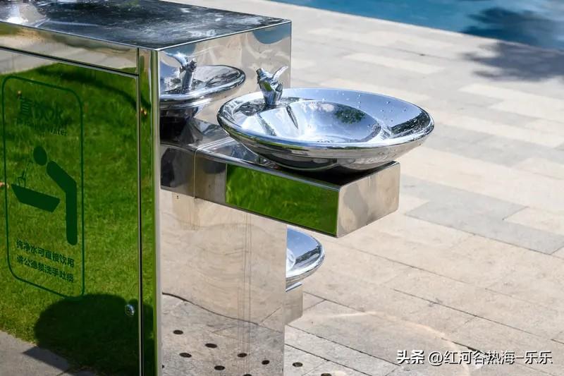 父母退休金两万是什么感觉？

网友：“看着家里2万的饮水机，3万的床垫子，成箱的