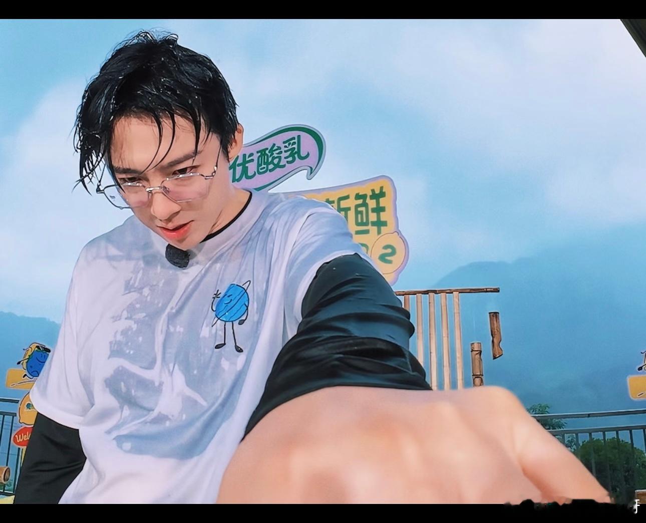 上一秒还是地球团欢乐搞笑的开心果，闹哄哄打闹泼水。下一秒镜头一转，眼神沉下来，故