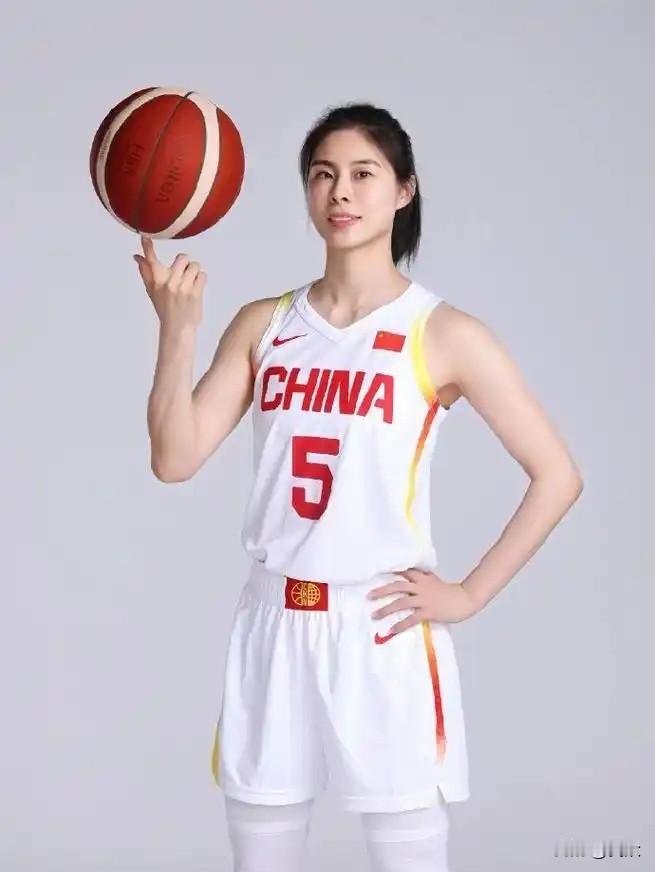 今天刷到几个吐槽体坛“资源咖”的帖子，顺手去扒了下女篮王思雨的底细。

结果直接