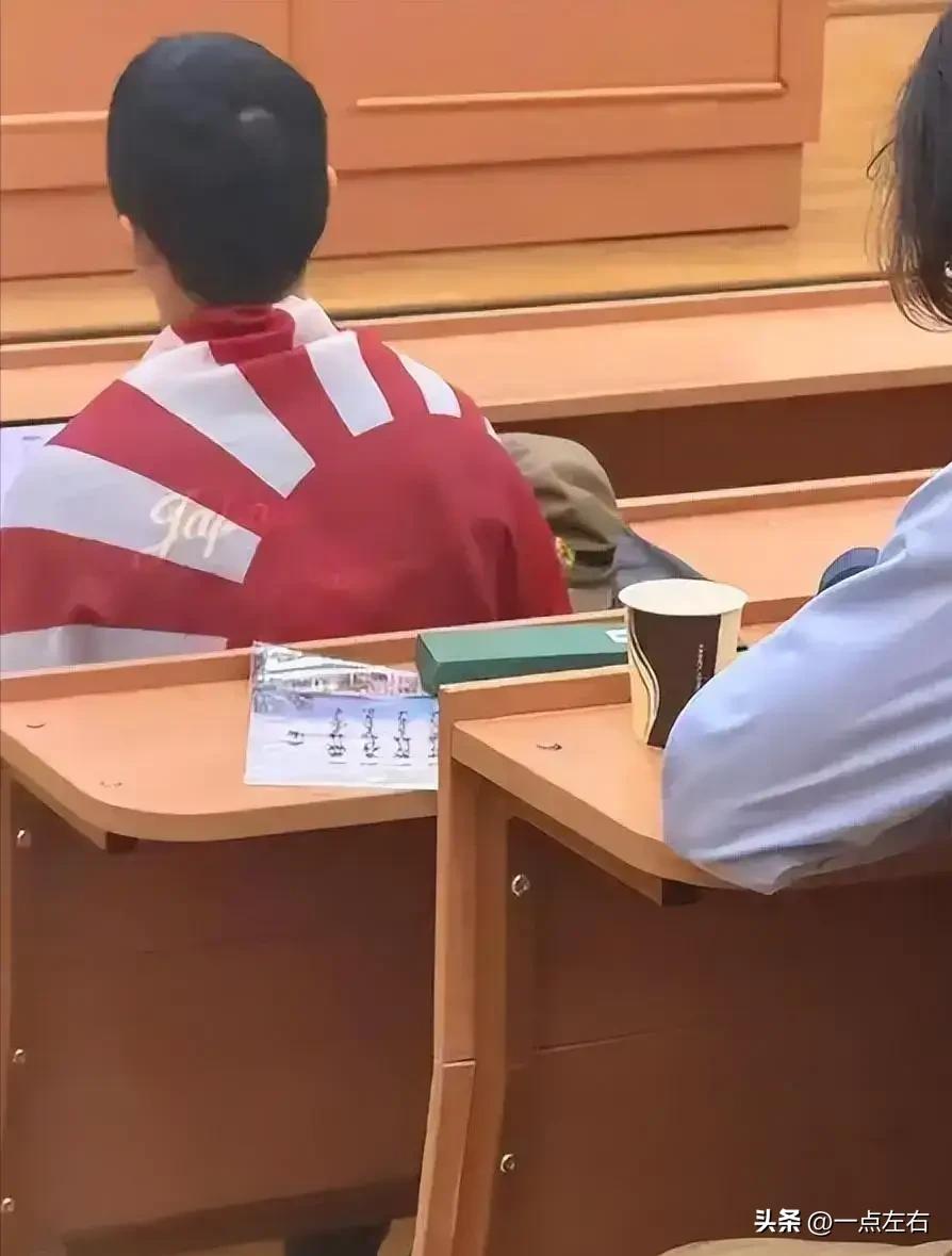 南京人，历史系，披旭日旗：比无知更可怕的是失忆！
莫斯科大学历史系的课堂上，一名