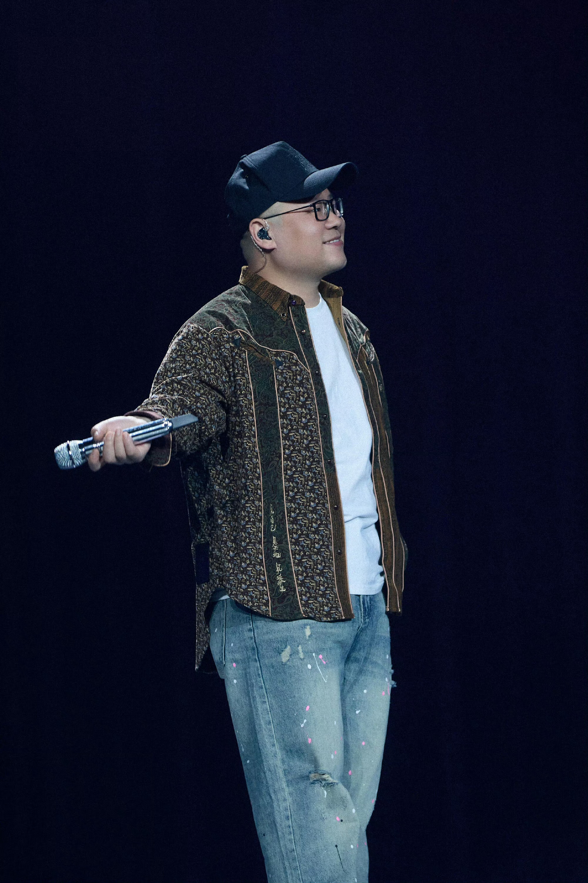 岳云鹏说郭德纲就是个普通员工岳云鹏揭示了德云社的“真实”职场关系：郭德纲只是个“