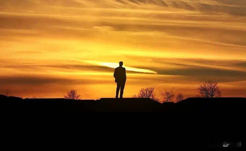 生活就像一场漫长的马拉松，也许现在的你正跑在艰难的路段，汗水湿透脊背，双腿沉重如
