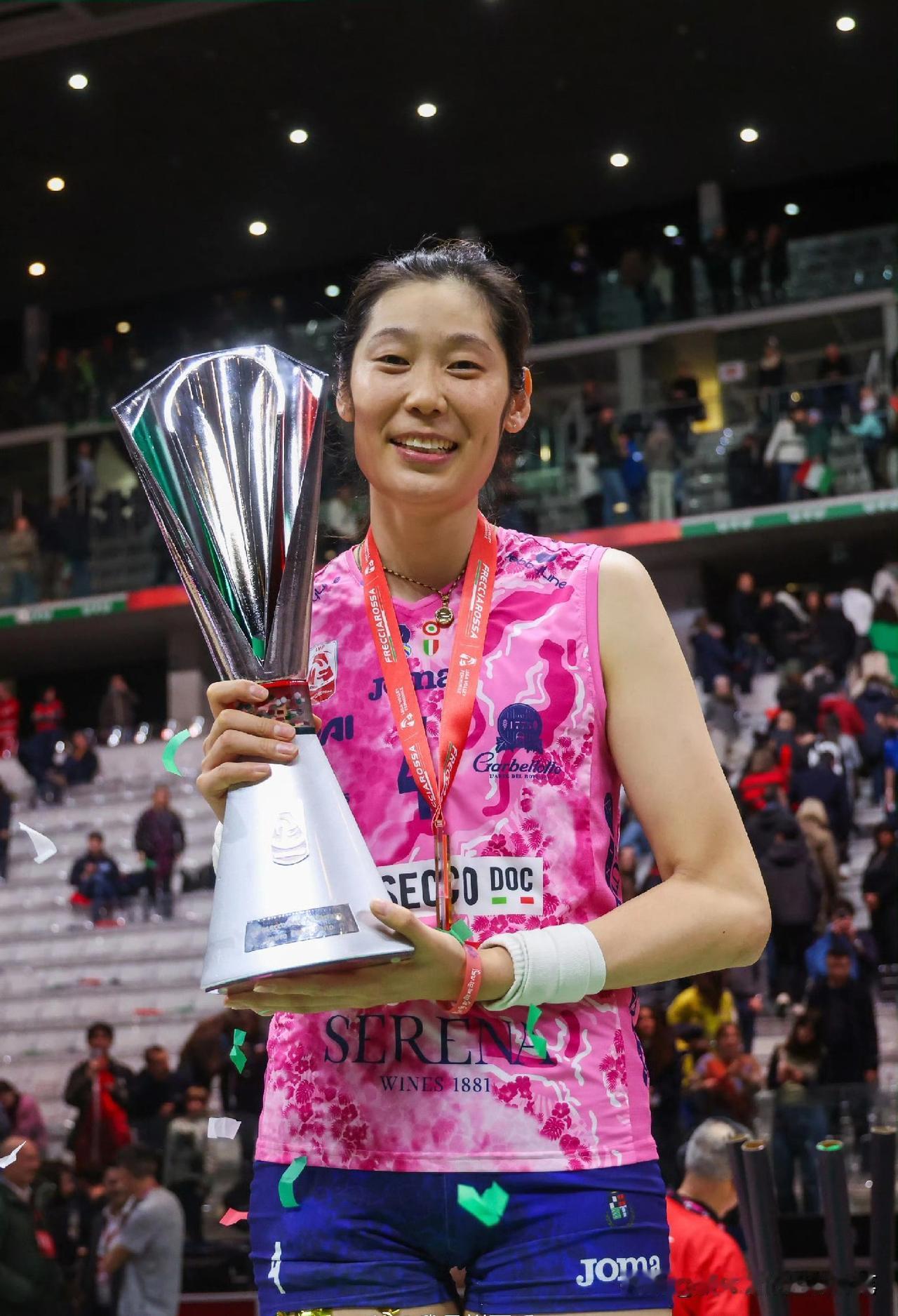 和朱婷一样开心得睡不着[呲牙]
朱婷，今晚你表现咋那么牛啊，比赛越到了关键时刻，