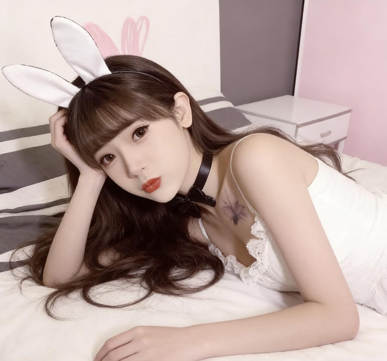 青春1️⃣8️⃣
风把最后一片银杏吹落时，我才发现，有些告别从不需要说出口。你留