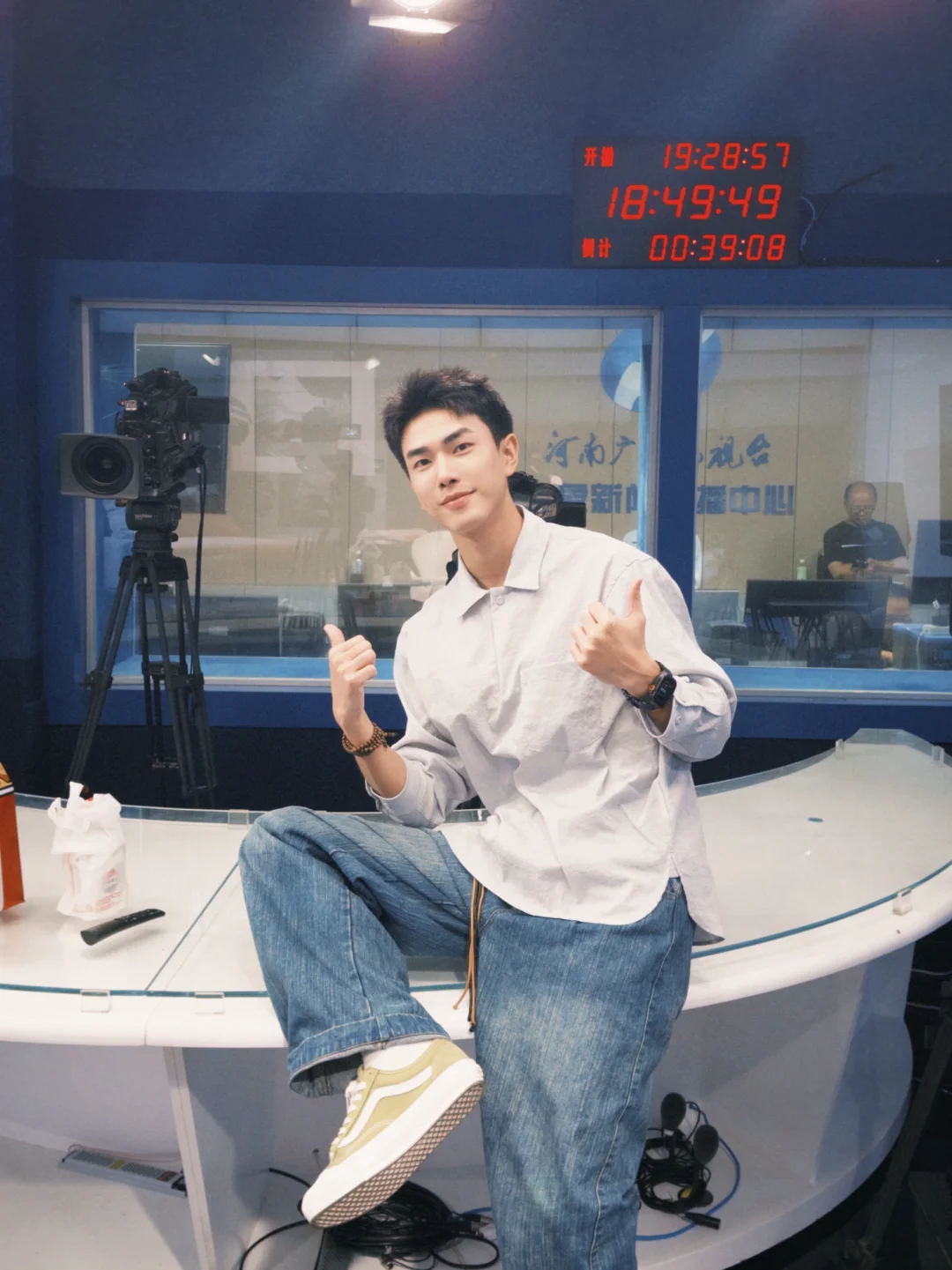 这样的主持人喊你看电视，你看不看🙈