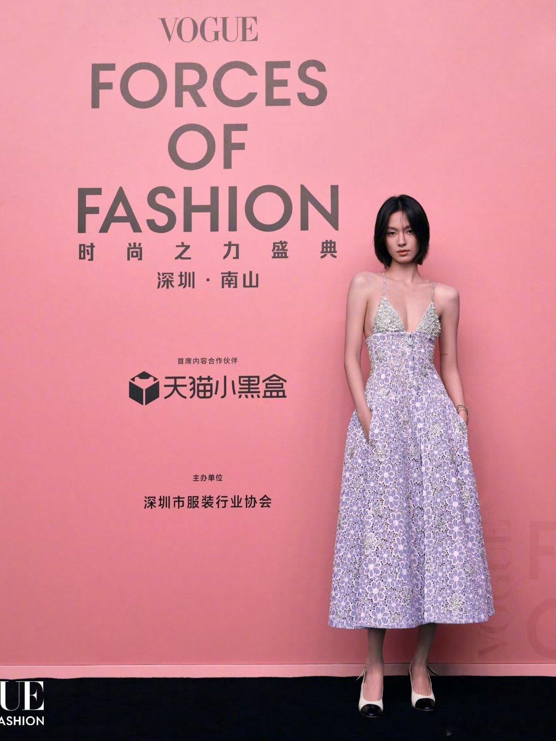 Chanel 这件裙子，不适合大幂幂穿，小胸穿应该最好看吧！ ​ ​​​