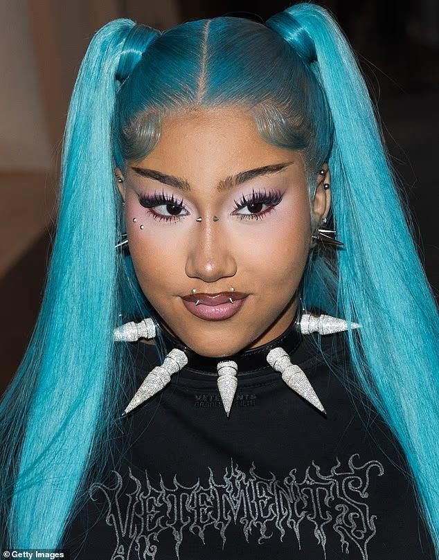 金·卡戴珊与侃爷的女儿North West，13岁，在手指穿孔风波后再次震惊众人