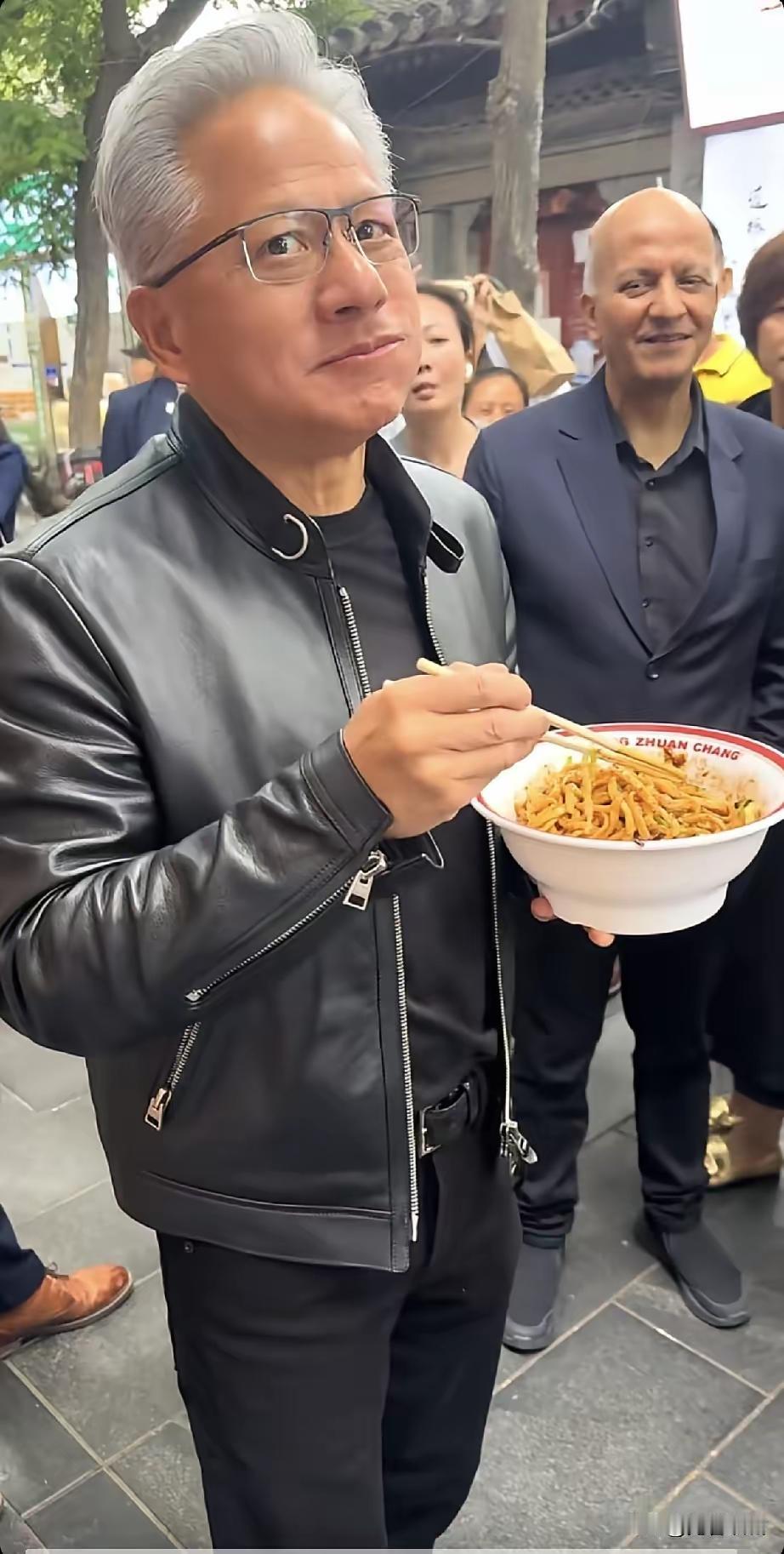 严重怀疑黄仁勋不回美国是因为被中国美食“锁魂”了！
特朗普等人都回到美国上几轮班