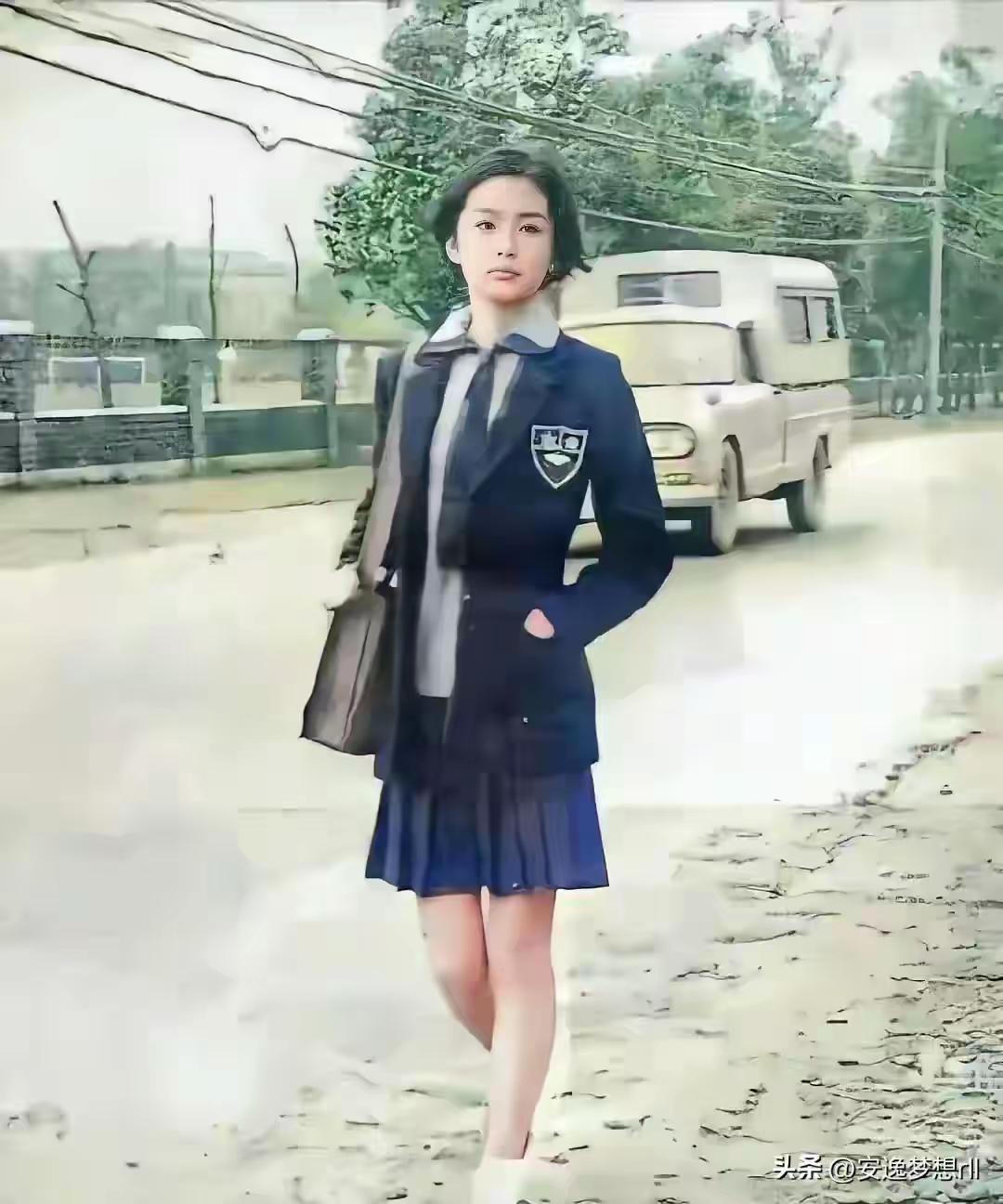这是一位家喻户晓的明星19岁时的剧照，能认出她是谁吗？
