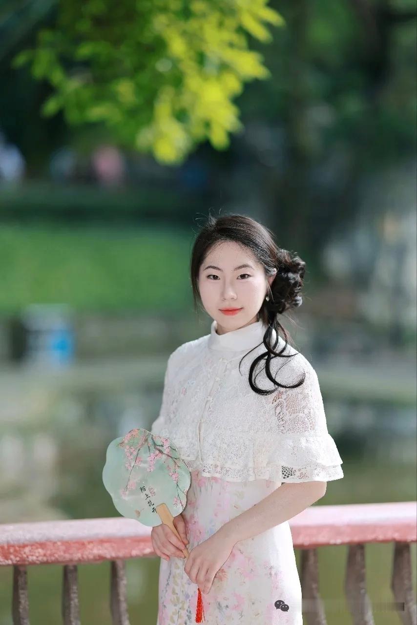 这位小姐姐在公园里拍照呢。