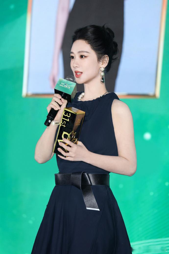 杨紫好适合大光明造型  这个造型真的是很漂亮了，期待杨紫白玉兰~~ 