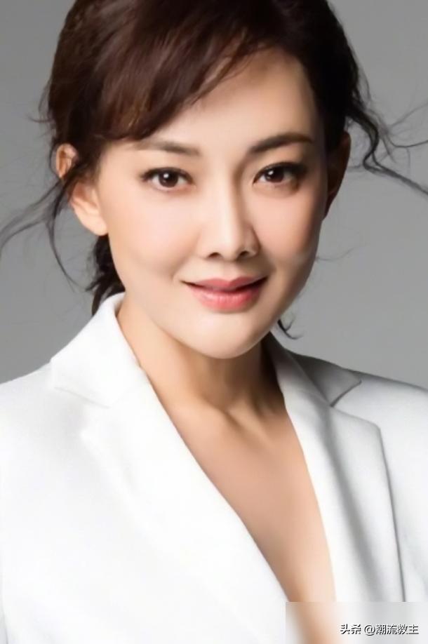 都说牛莉嫁入豪门，29年不做饭，快被宠废了。这话，就离谱。
人家拿枪的时候，是