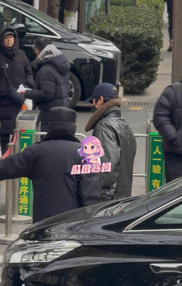 2026央视春晚首次联排 魏晨来了，穿皮衣好帅的哥魏晨