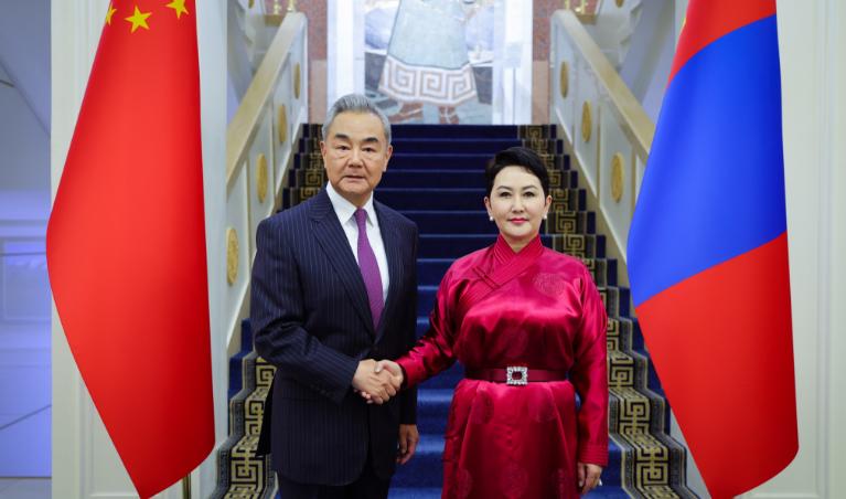 中国和蒙古国谈妥了。6月13日，蒙古国总统呼日勒苏赫在乌兰巴托会见中国外交部长王