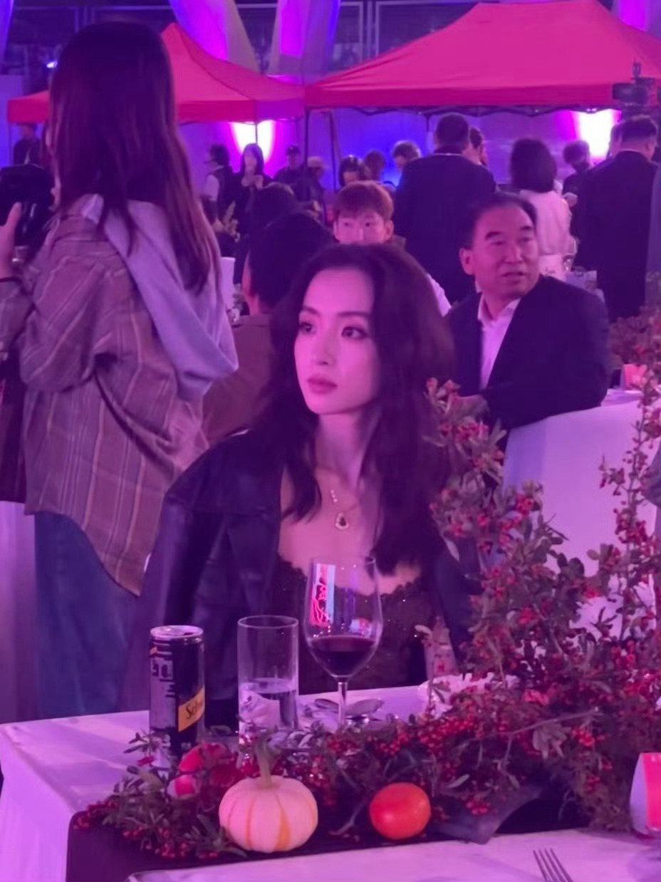 胡冰卿签新公司了胡冰卿今天官宣签约新公司合力极光了，合力极光旗下拥有许光汉、陈梓