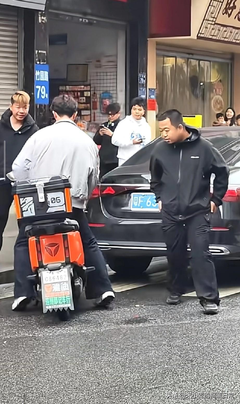 蓝战非回广东过年，
在清远街头被“截胡”，网友笑疯：这才是顶流排面！
 
谁能想