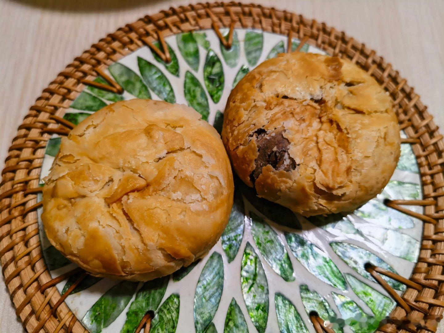 中秋 龙华寺大排长队的四拼净素月饼～它家的，和静安寺的净素月饼都好吃，少油少糖，
