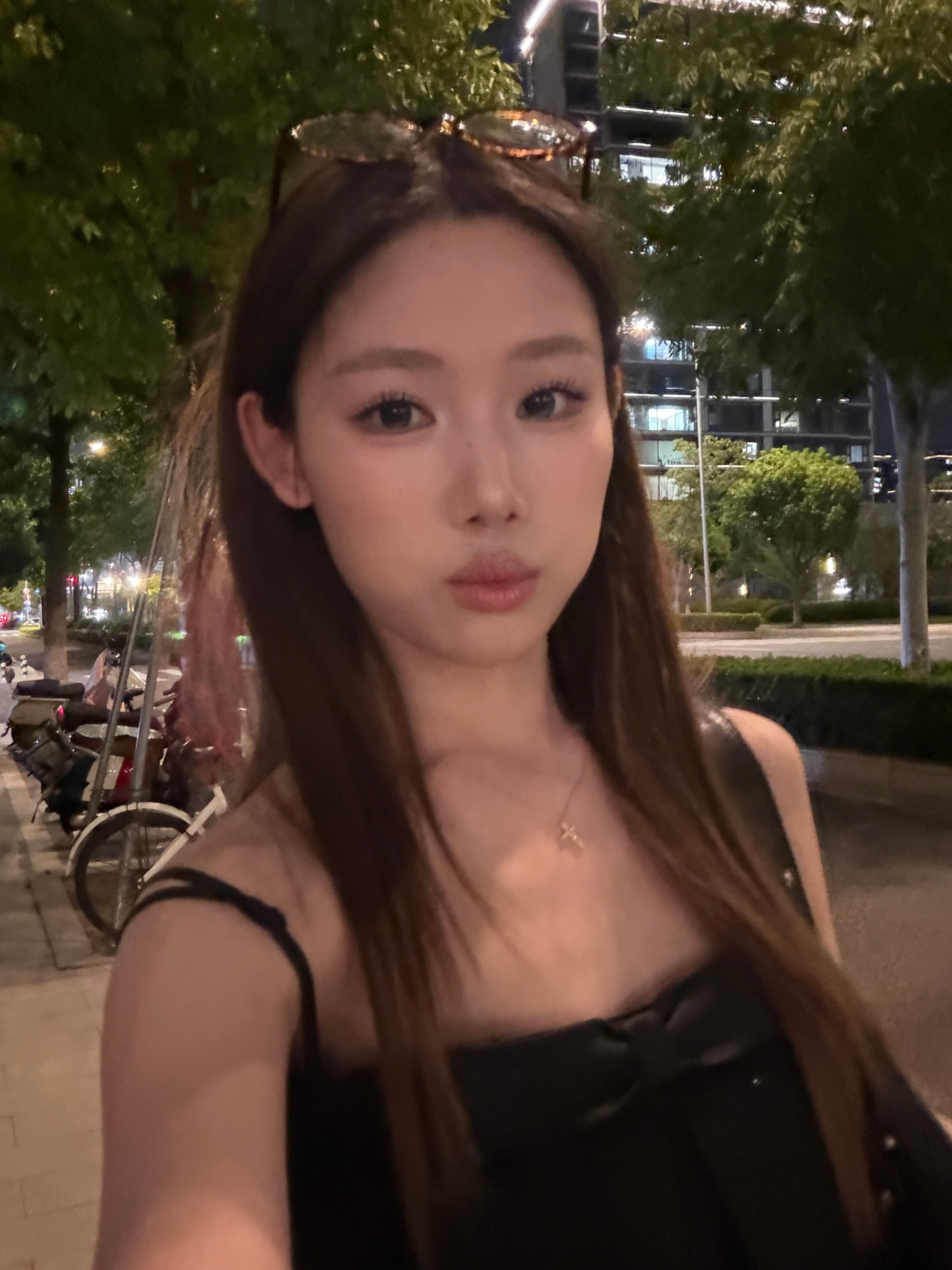 楼下遇到一只一点也不怕人的咪尾巴翘的老高了一个劲的蹭我萌的不行咪 