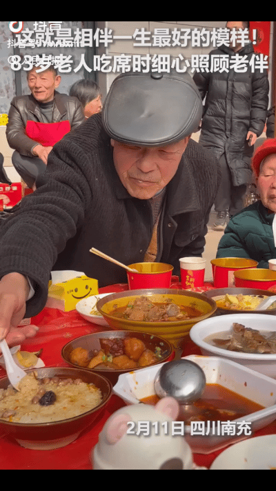 上人民日报了！看到这一幕我直接破防了！83岁老人带着老伴吃席，自己手抖的连筷子都