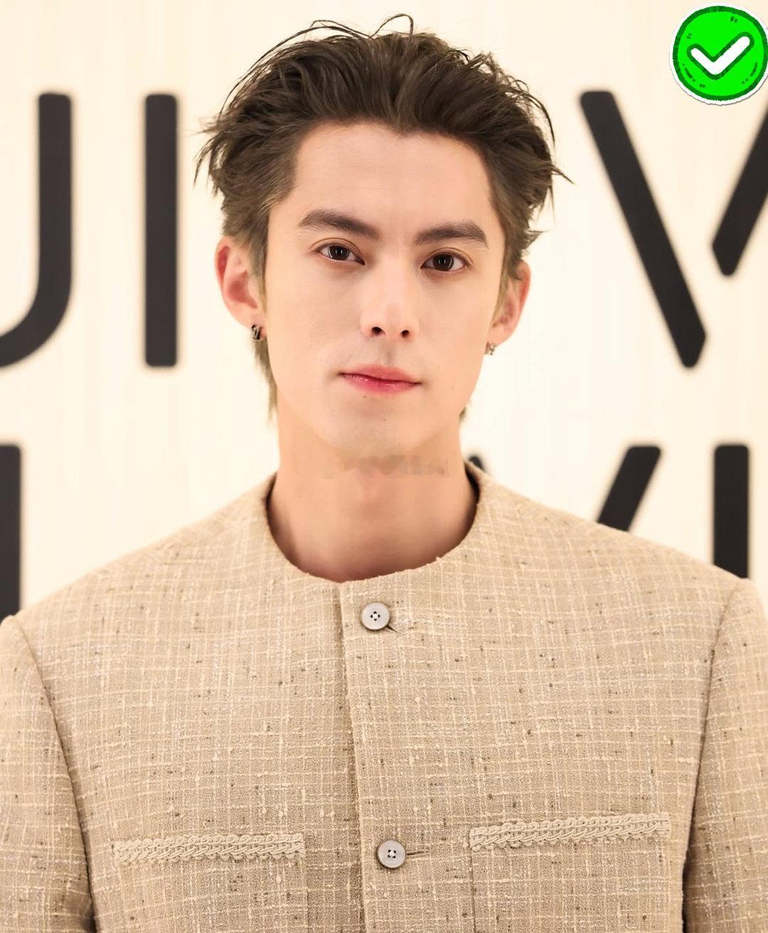 王鹤棣的怼脸拍来了！这状态简直就是绝绝子👍身穿路易威登暖米色编织套装。无领设计