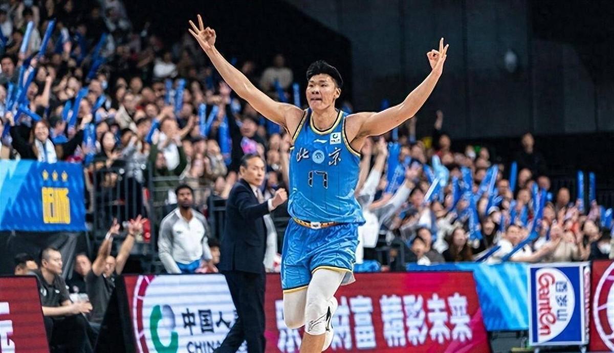 李楠够面子了！让周琦就打8分钟+长时间全华班，顾全赛后更衣室迅速开会，狂输北京5