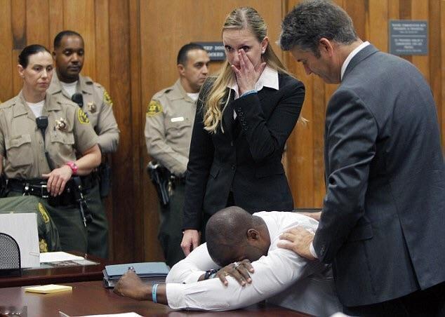 2002年，16岁的布莱恩·班克斯是长滩理工高中一位天赋异禀的橄榄球天才。他已经