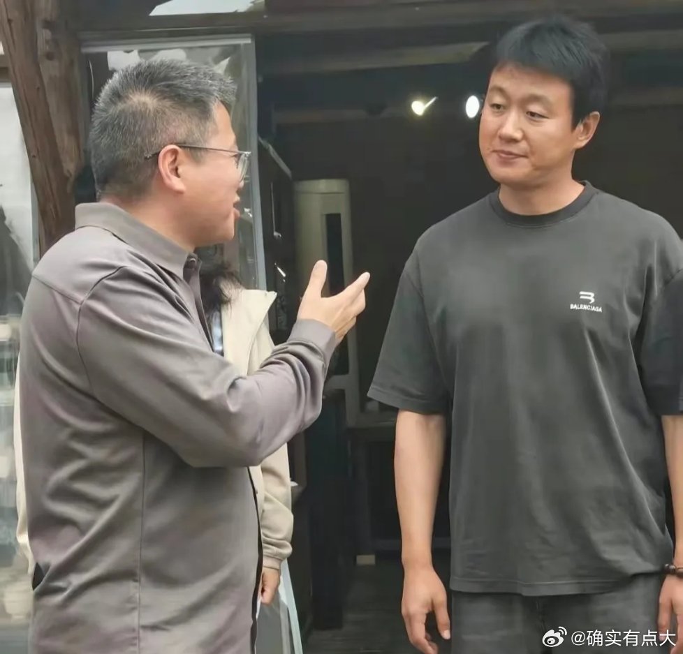 街头偶遇佟大为，这穿衣也太不讲究了吧，不知道的还以为在拍戏呢？有网友在景德镇偶遇