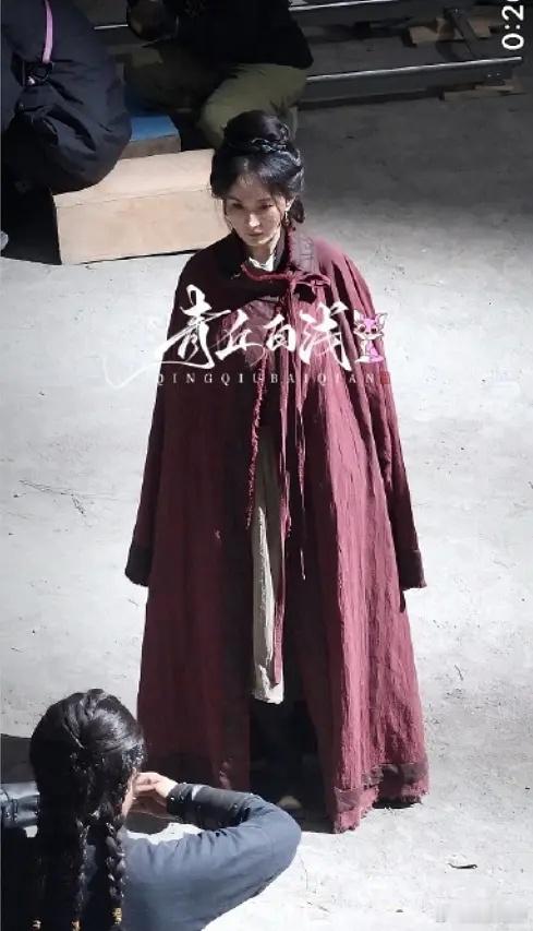 好朴素好落地，杨幂这是不仅是没化妆，是还涂黑分了吧 