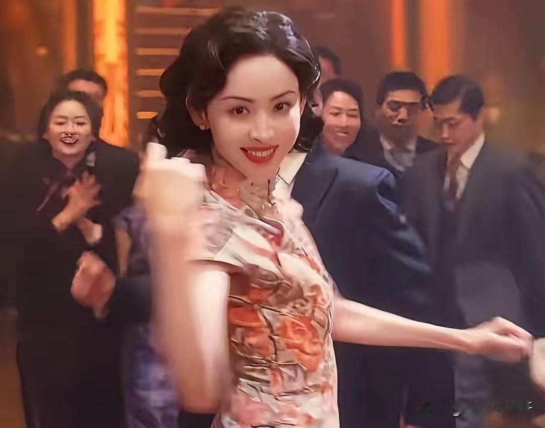 轻浮只是她的保护色，《醒来》里的金宝（古力娜扎 饰）可是个货真价实的女特工。
 