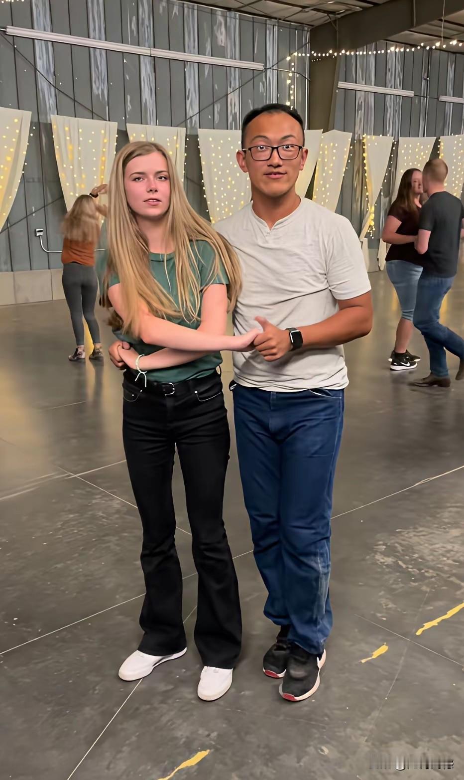 小伙子眼睛亮了，感觉他非常的幸福，非常的激动，能找到一个白人女子，对他来说，甚至