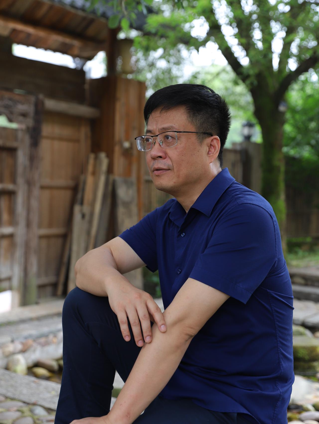 信任的绿色，如同生机勃勃的森林，它让心灵世界变得更加宽广和深邃。在人际关系中，用