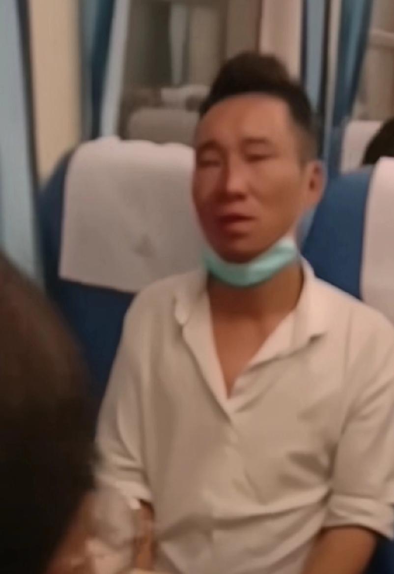 看到这一幕不禁心酸！

男子在火车上突然放声大哭，因为在外打工没活干了，提前回家