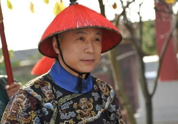 2011年，郑晓龙导演的《甄嬛传》爆火，网友评价：“苏培盛才是最爷们儿的男人。”